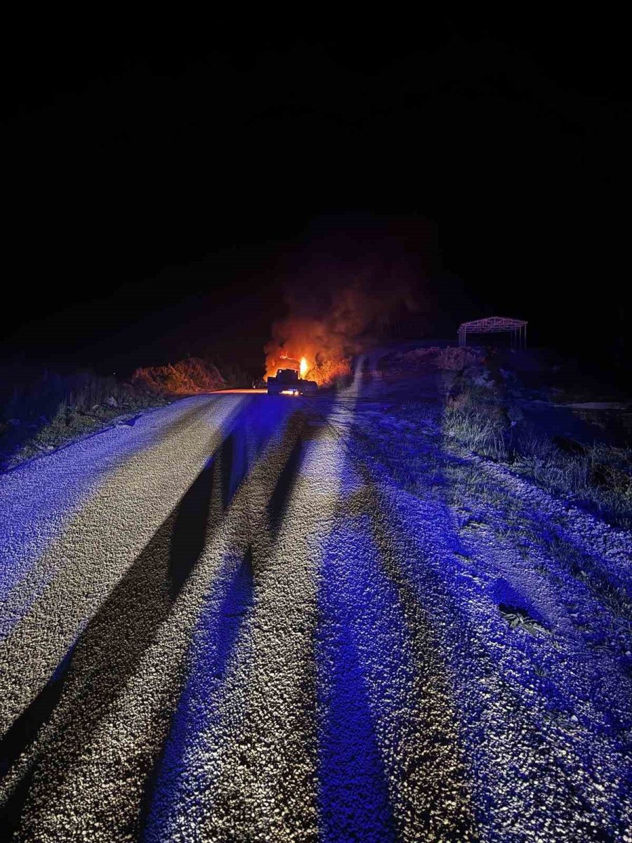 Park Halindeki Tırı Yaktılar, O Anları Kameraya Çektiler