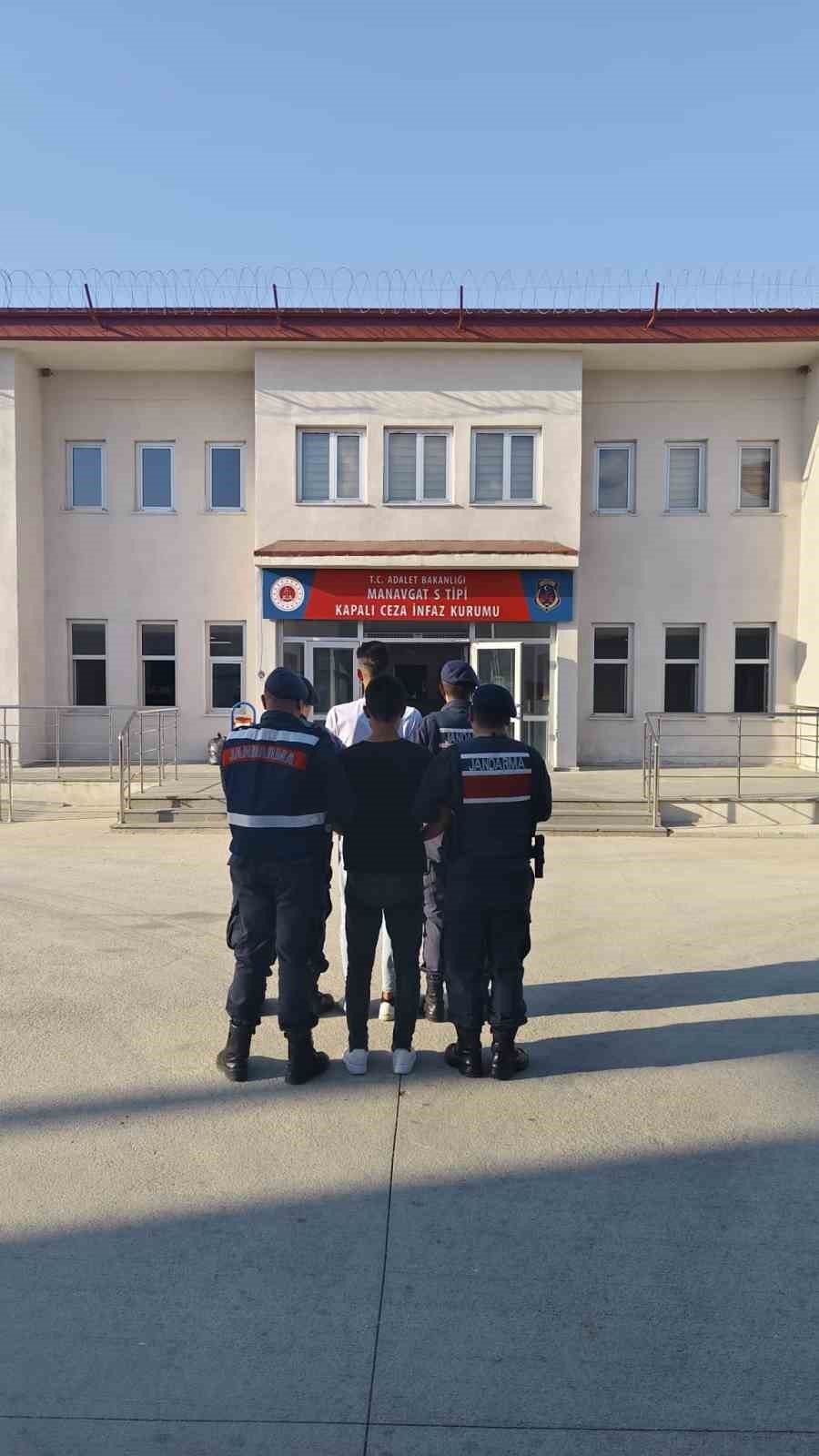 Park Halindeki Tırı Yaktılar, O Anları Kameraya Çektiler