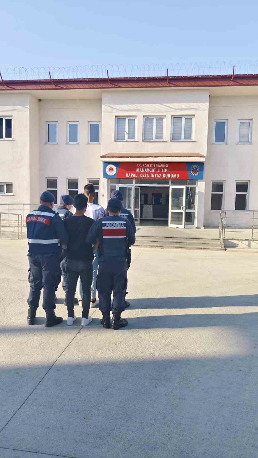 Park Halindeki Tırı Yaktılar, O Anları Kameraya Çektiler