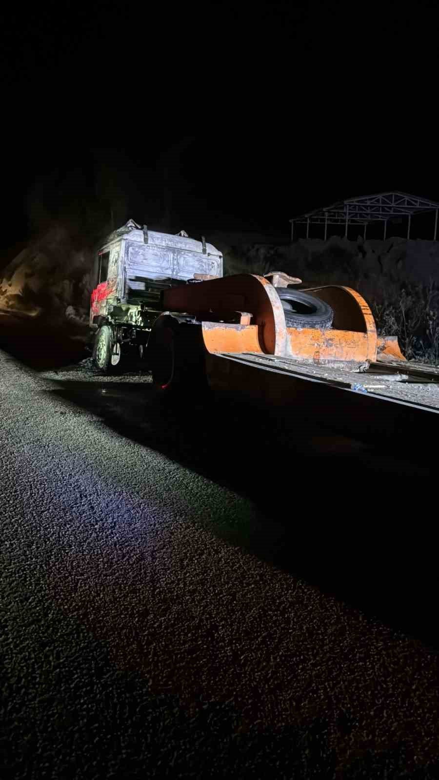 Park Halindeki Tırı Yaktılar, O Anları Kameraya Çektiler