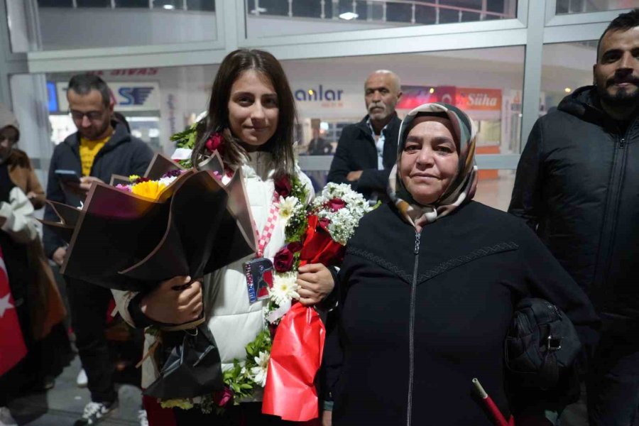 Avrupa 2.’si Boksör Memleketi Niğde’de Coşkuyla Karşılandı