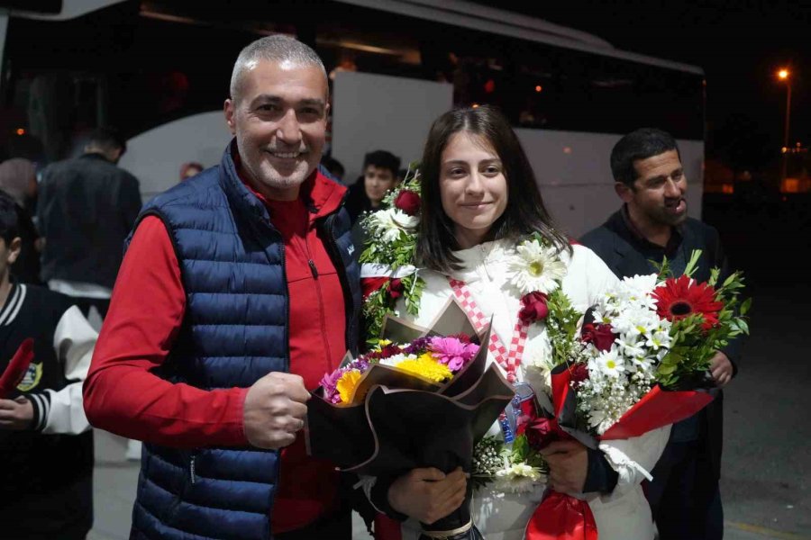 Avrupa 2.’si Boksör Memleketi Niğde’de Coşkuyla Karşılandı