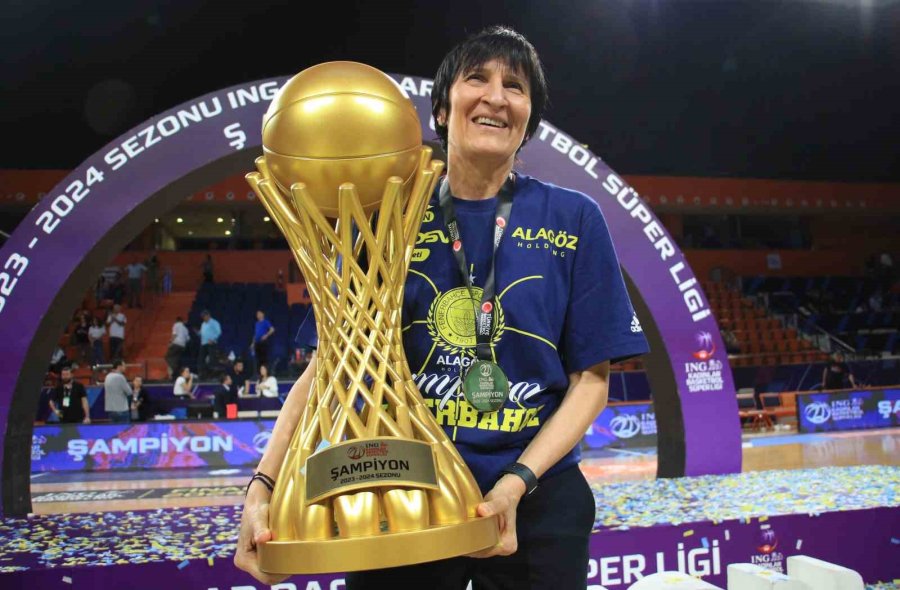 Fenerbahçe, Şampiyonluk Kupasını Kaldırdı