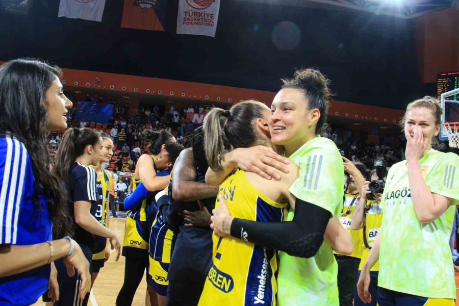 Fenerbahçe, Şampiyonluk Kupasını Kaldırdı