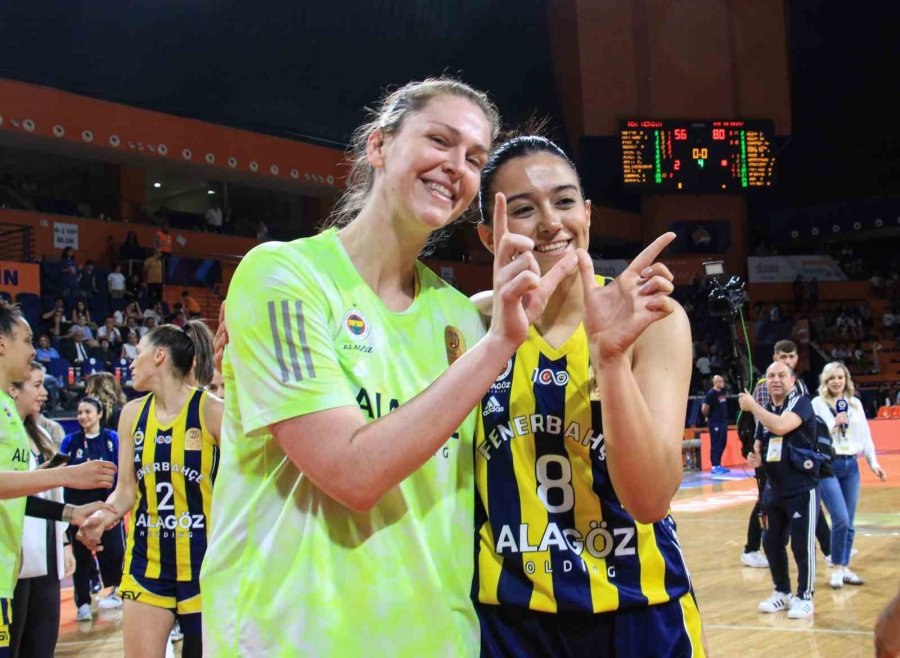 Fenerbahçe, Şampiyonluk Kupasını Kaldırdı