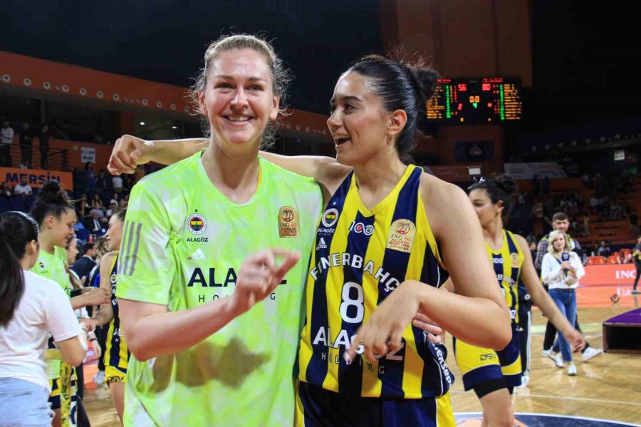 Fenerbahçe, Şampiyonluk Kupasını Kaldırdı