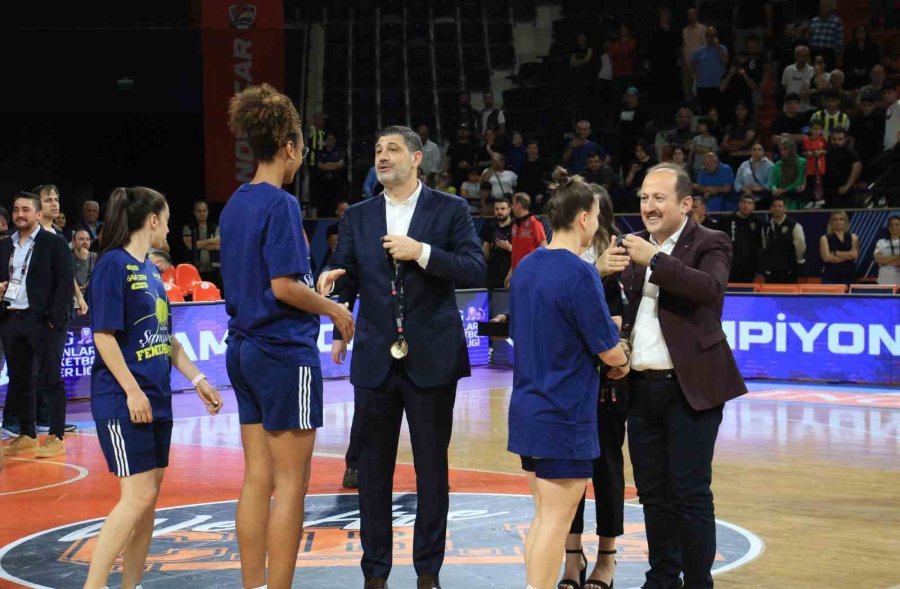 Fenerbahçe, Şampiyonluk Kupasını Kaldırdı