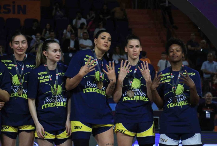 Fenerbahçe, Şampiyonluk Kupasını Kaldırdı