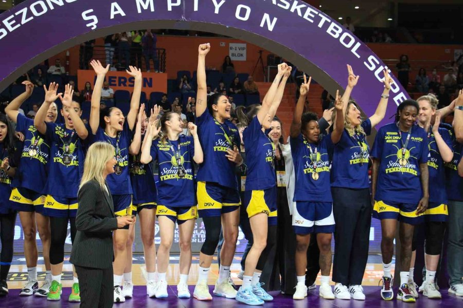 Fenerbahçe, Şampiyonluk Kupasını Kaldırdı