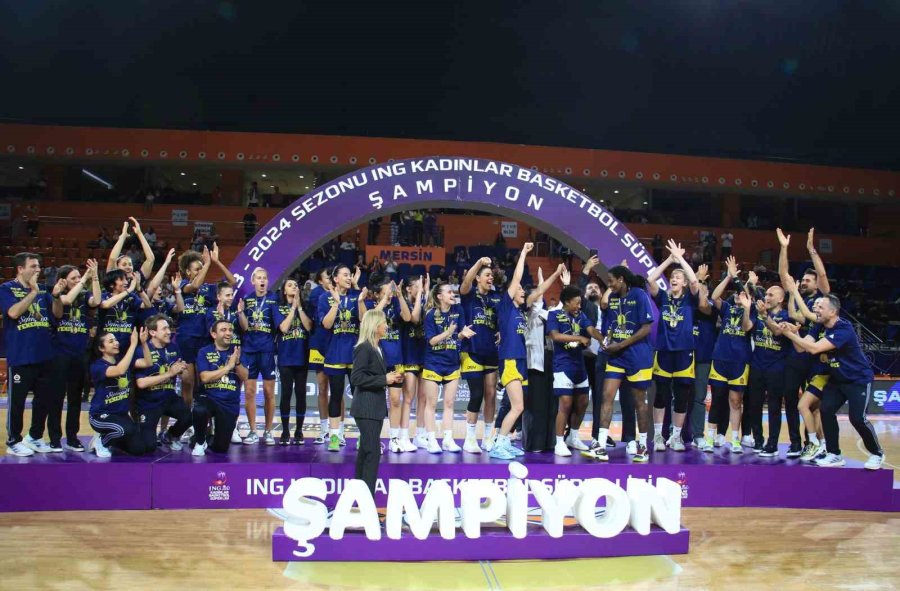 Fenerbahçe, Şampiyonluk Kupasını Kaldırdı