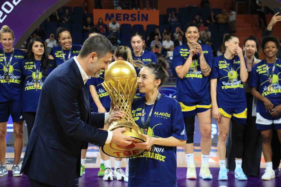 Fenerbahçe, Şampiyonluk Kupasını Kaldırdı