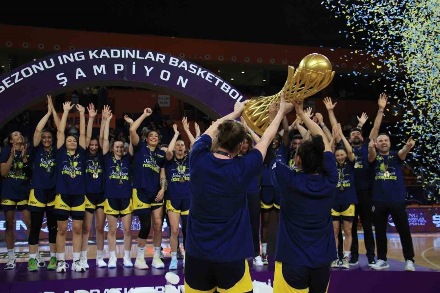 Fenerbahçe, Şampiyonluk Kupasını Kaldırdı
