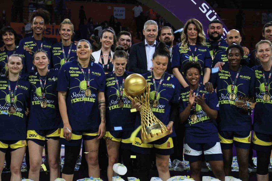 Fenerbahçe, Şampiyonluk Kupasını Kaldırdı