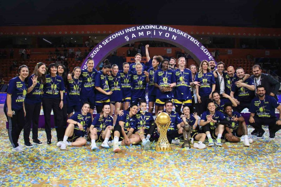 Fenerbahçe, Şampiyonluk Kupasını Kaldırdı