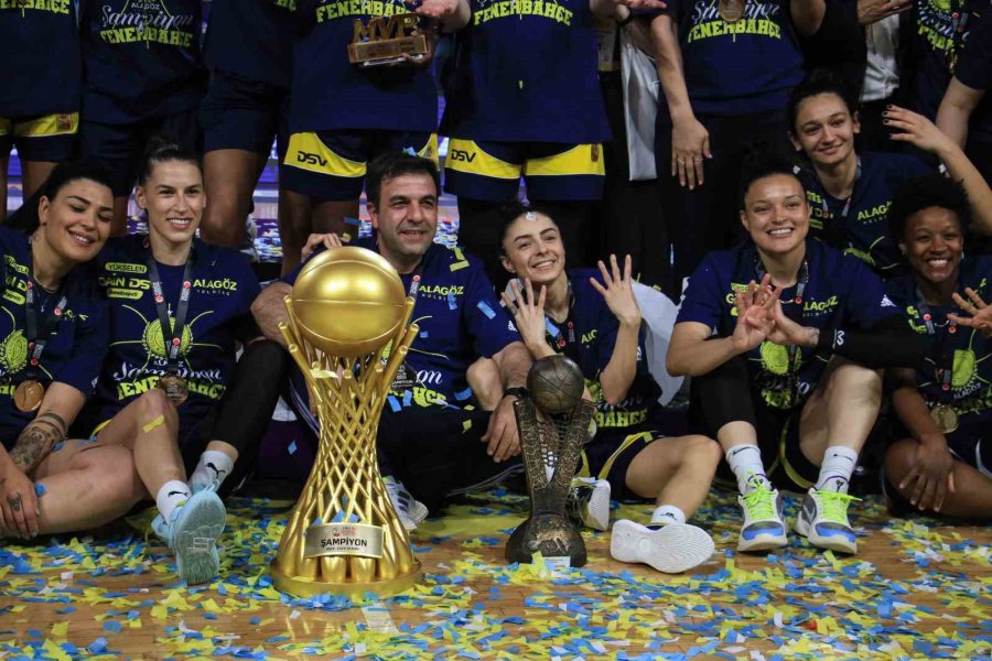 Fenerbahçe, Şampiyonluk Kupasını Kaldırdı