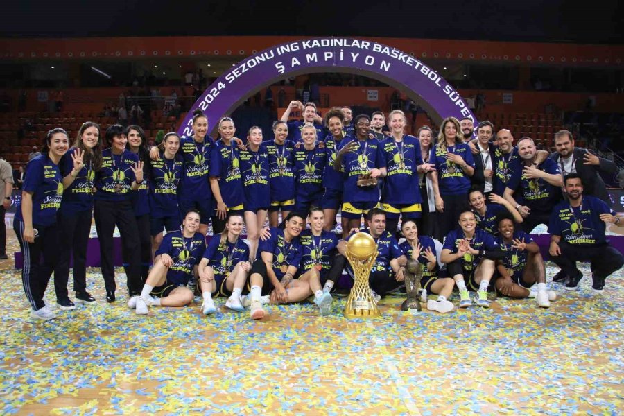 Fenerbahçe, Şampiyonluk Kupasını Kaldırdı