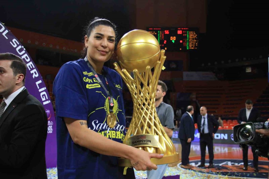 Fenerbahçe, Şampiyonluk Kupasını Kaldırdı