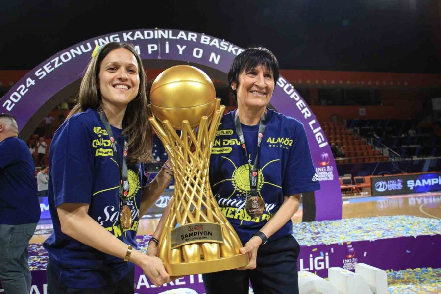 Fenerbahçe, Şampiyonluk Kupasını Kaldırdı