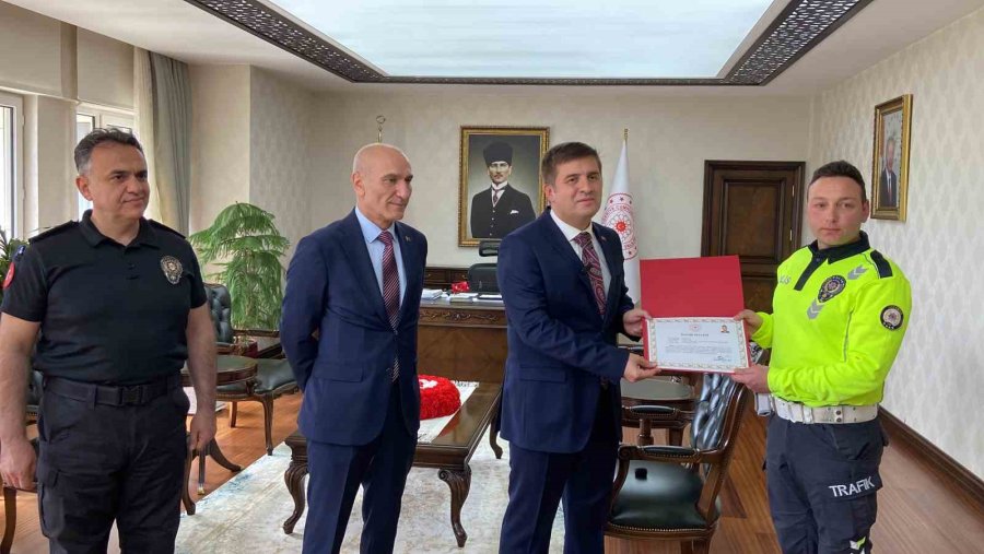 Kazayı Önleyen Kahraman Polise Başarı Belgesi Verildi