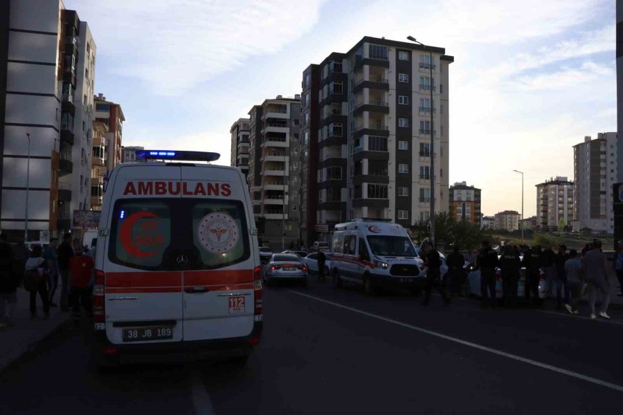 Hafif Ticari Araçla Çarpışan İşçi Servisi Tarlaya Girdi: 1 Ölü, 5 Yaralı