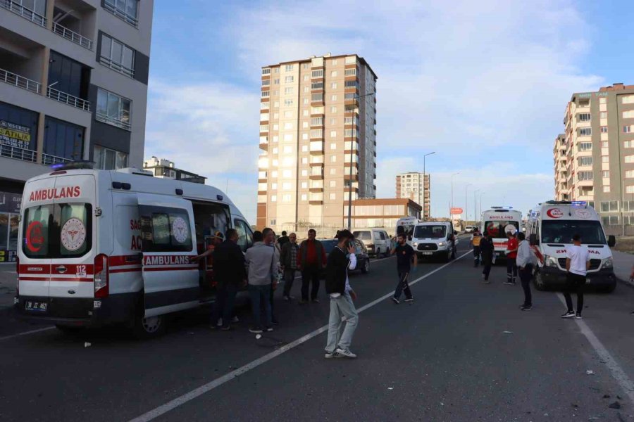 Hafif Ticari Araçla Çarpışan İşçi Servisi Tarlaya Girdi: 1 Ölü, 5 Yaralı