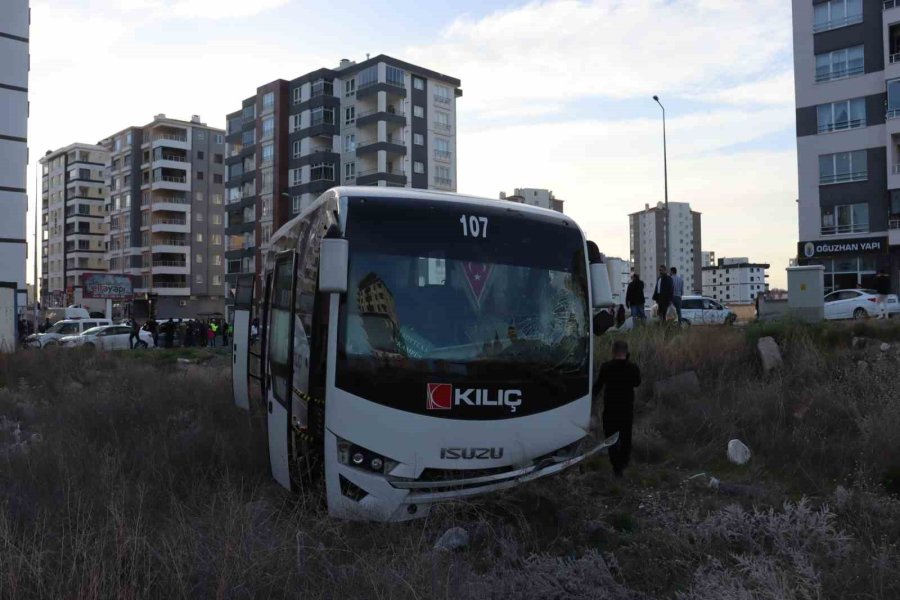 Hafif Ticari Araçla Çarpışan İşçi Servisi Tarlaya Girdi: 1 Ölü, 5 Yaralı
