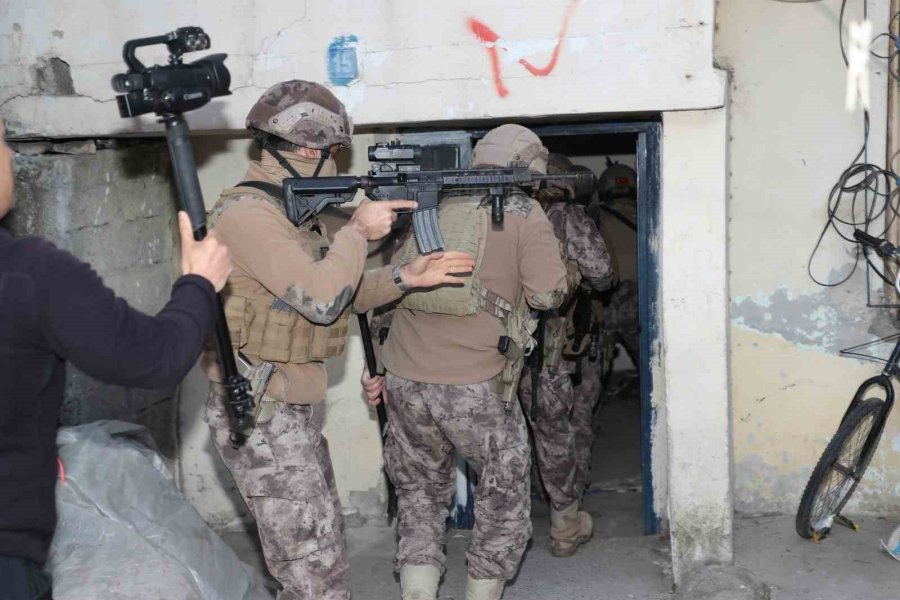 Mersin’de Sanal Dolandırıcılara Eş Zamanlı Operasyon: 19 Gözaltı