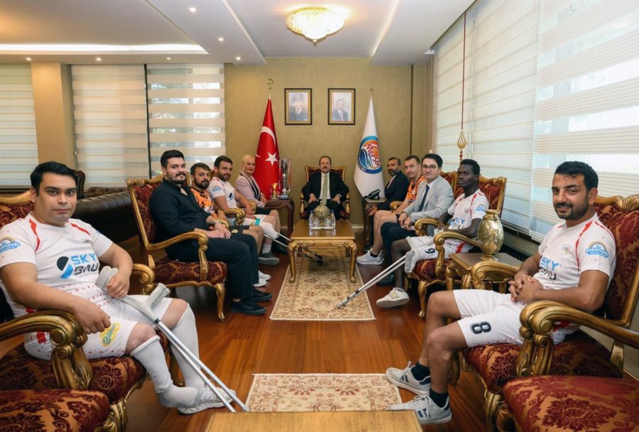 Şampiyon Olan Ampute Futbolculardan Vali Pehlivan’a Ziyaret