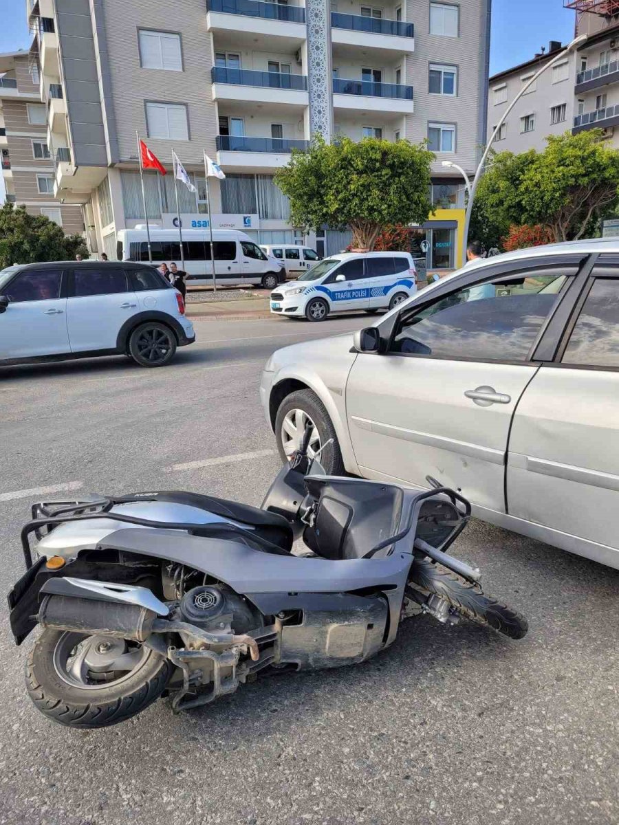 Antalya’da Motosiklet İle Otomobil Çarpıştı: 1 Yaralı