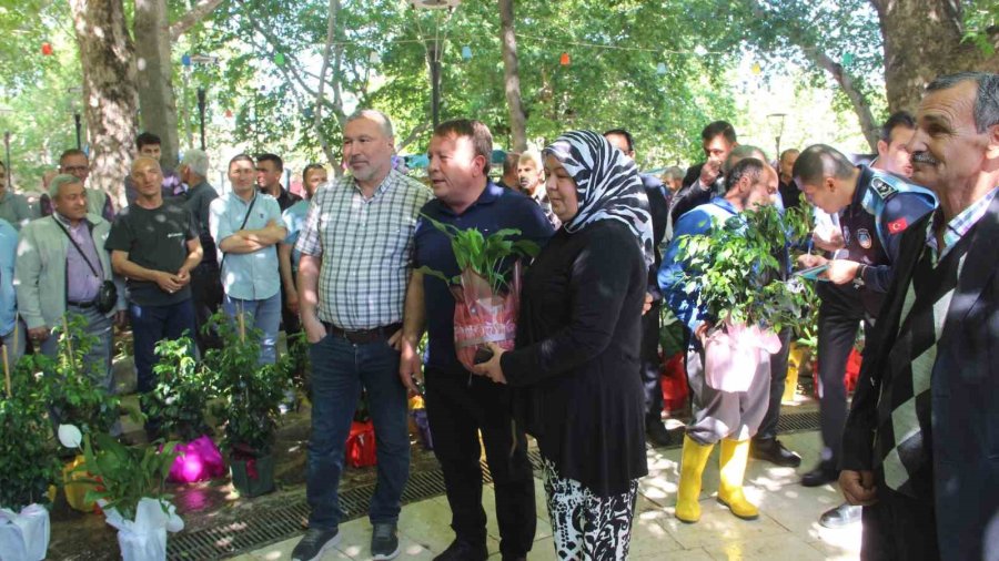 Mut’ta Belediye Başkanına Gönderilen Tebrik Çiçekleri İhtiyaç Sahiplerine Yardıma Dönüştü