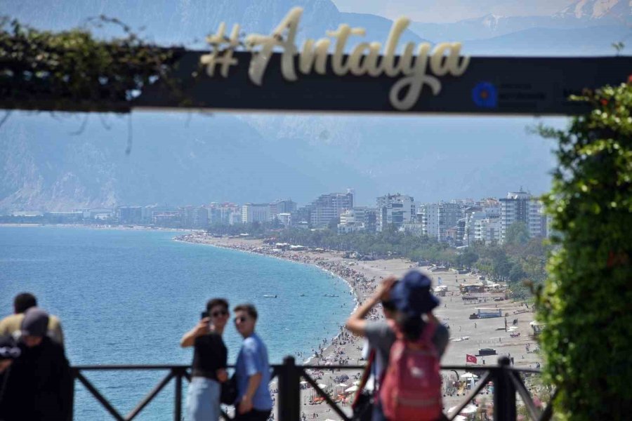 Antalya’da Düşen Sıcaklık Bile Mevsim Normalleri Üzerinde Seyrediyor