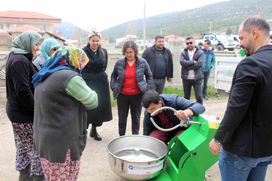Büyükşehirden Kadınlara Hamur Karma, Ceviz Ve Salça Makinesi