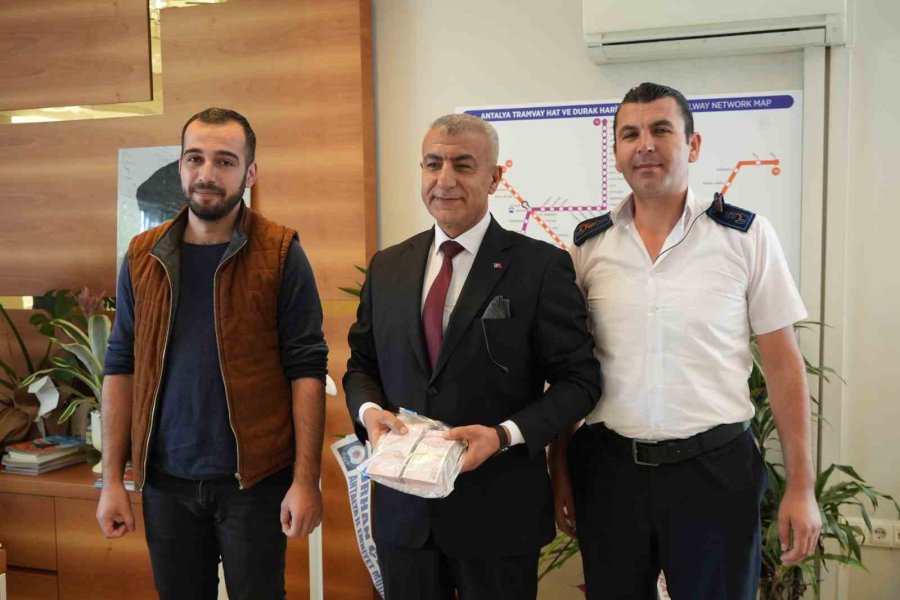 Tır Şoförünün 100 Bin Tl’lik Dalgınlığında, İmdada Halk Otobüsü Şoförü Yetişti