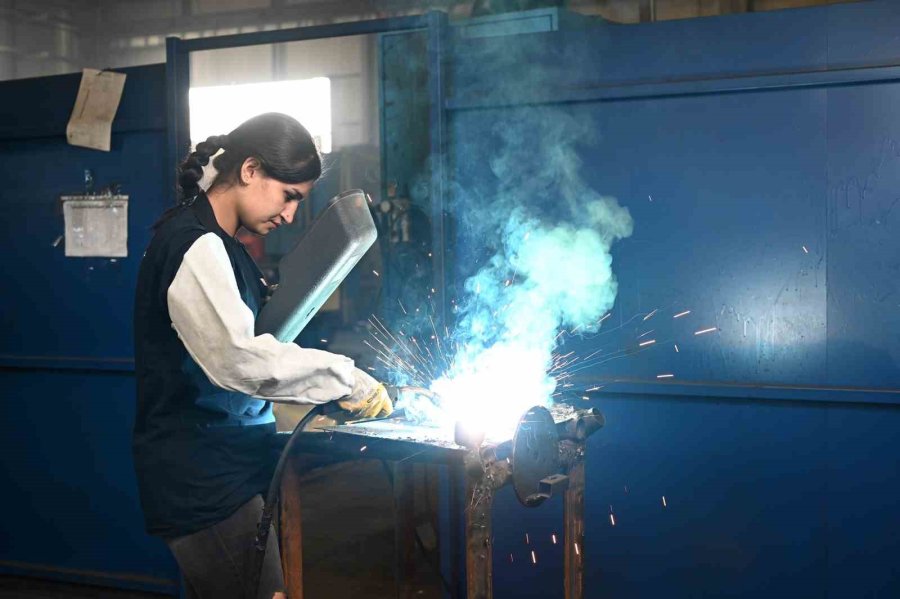 Antalya Osb’den Kadınlara Özel Çelik Kaynakçılığı Kursu