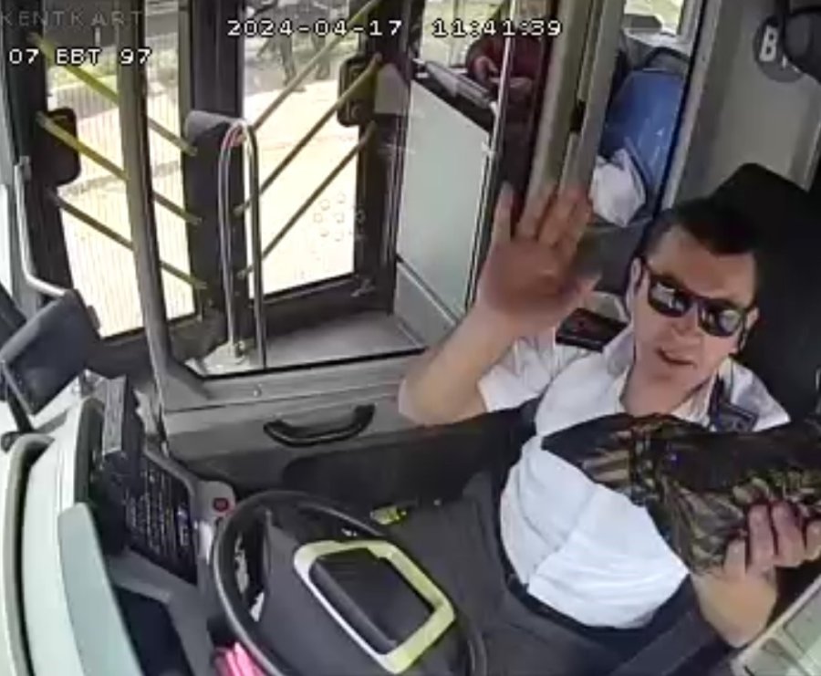 Tır Şoförünün 100 Bin Tl’lik Dalgınlığında, İmdada Halk Otobüsü Şoförü Yetişti