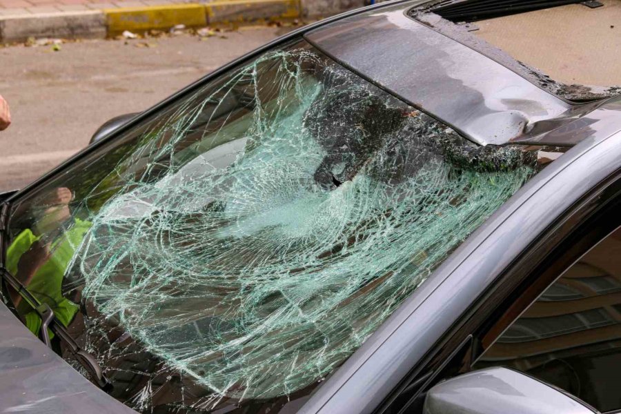 Otomobilin Çarptığı Genç Metrelerce Havaya Uçtu