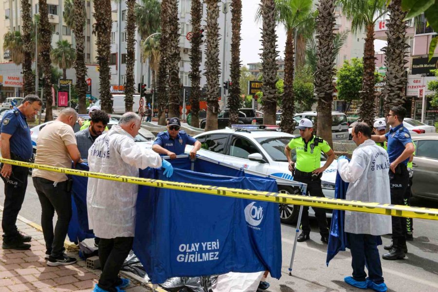 Otomobilin Çarptığı Genç Metrelerce Havaya Uçtu