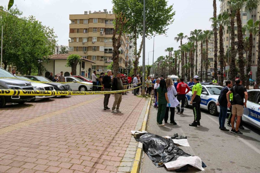 Otomobilin Çarptığı Genç Metrelerce Havaya Uçtu