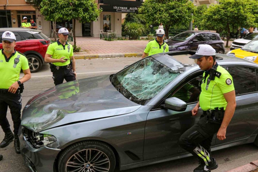 Otomobilin Çarptığı Genç Metrelerce Havaya Uçtu