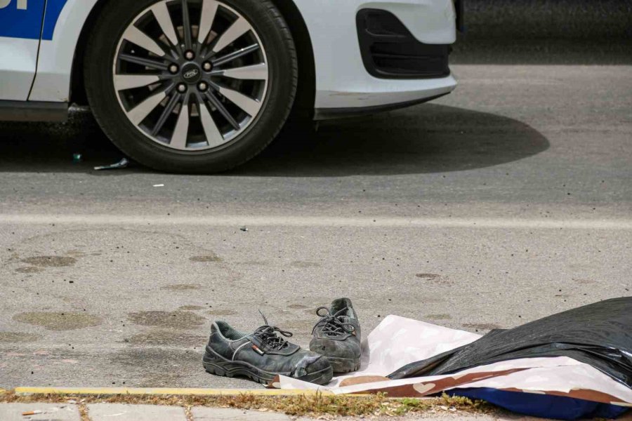 Otomobilin Çarptığı Genç Metrelerce Havaya Uçtu