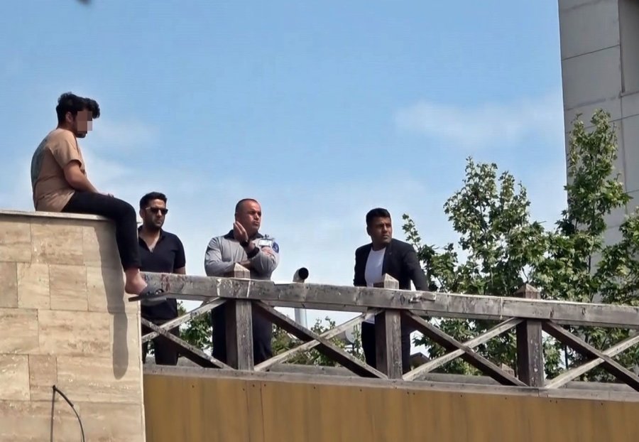 “tedavi Olmak İstiyorum” Deyip Üst Geçide Çıktı