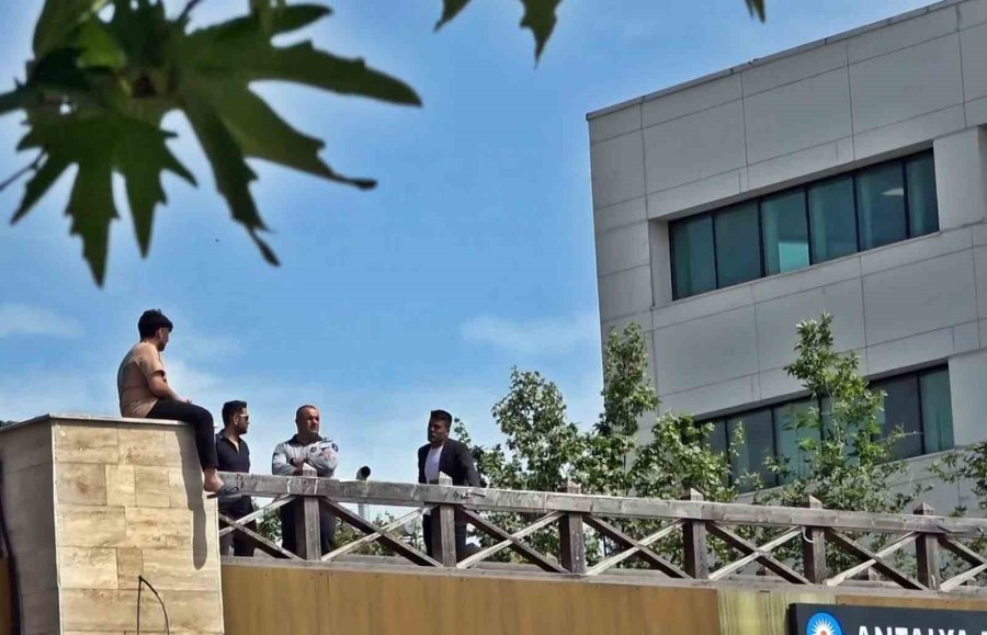 “tedavi Olmak İstiyorum” Deyip Üst Geçide Çıktı