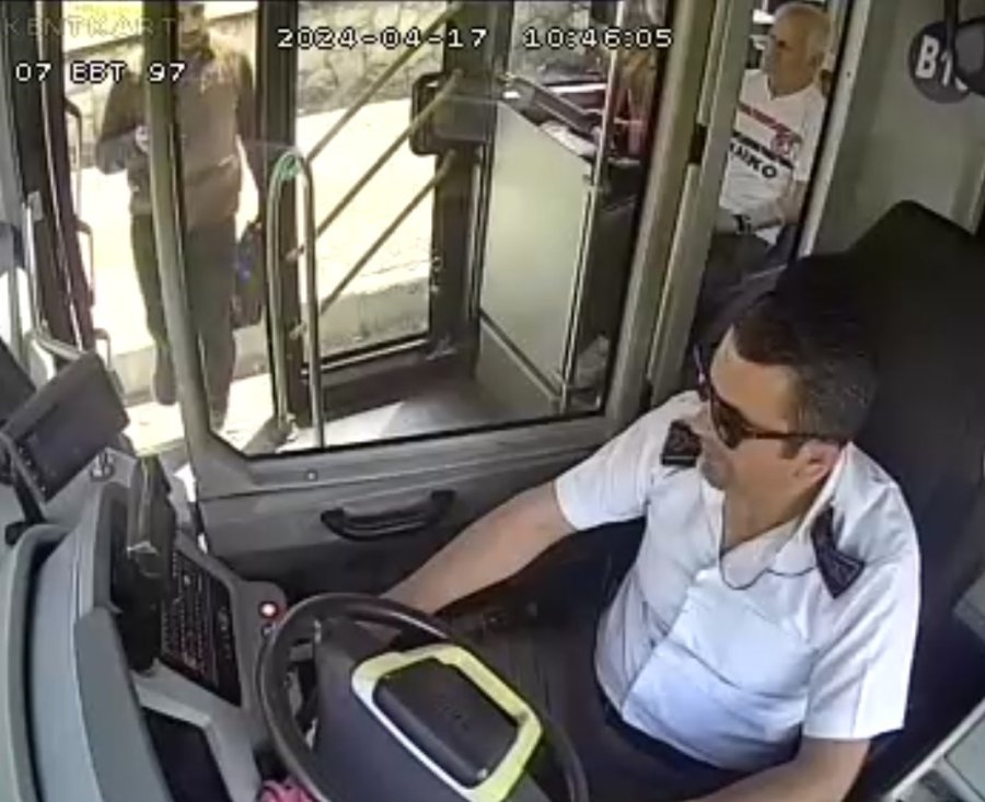 Tır Şoförünün 100 Bin Tl’sini Teslim Eden Halk Otobüsü Şoförü: "helal Paraymış"