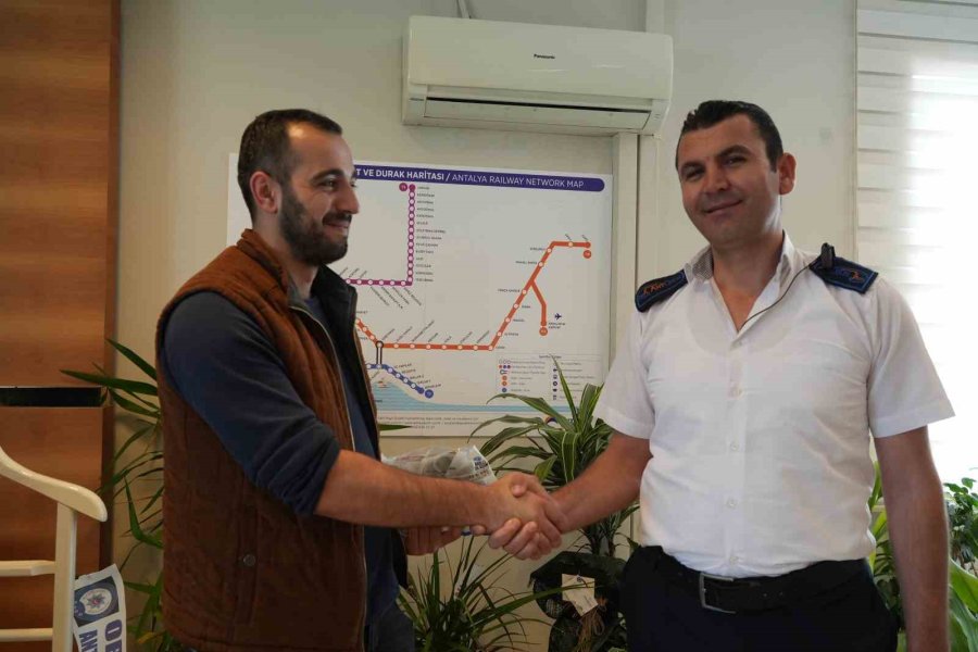 Tır Şoförünün 100 Bin Tl’sini Teslim Eden Halk Otobüsü Şoförü: "helal Paraymış"