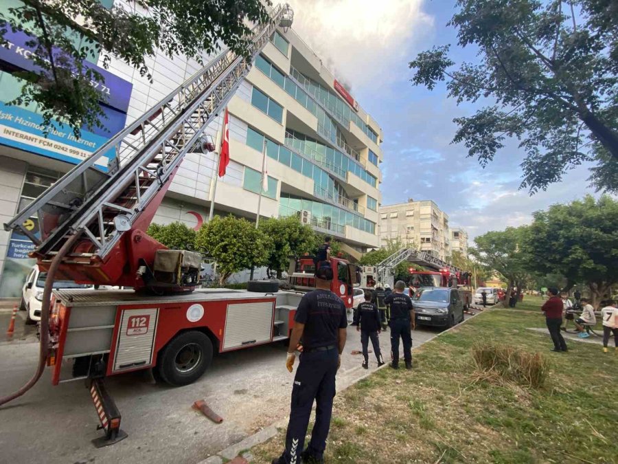 Kızılay Binasının Çatısında Yangın