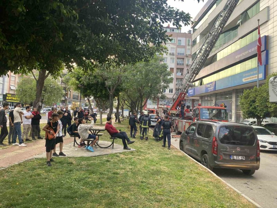 Kızılay Binasının Çatısında Yangın