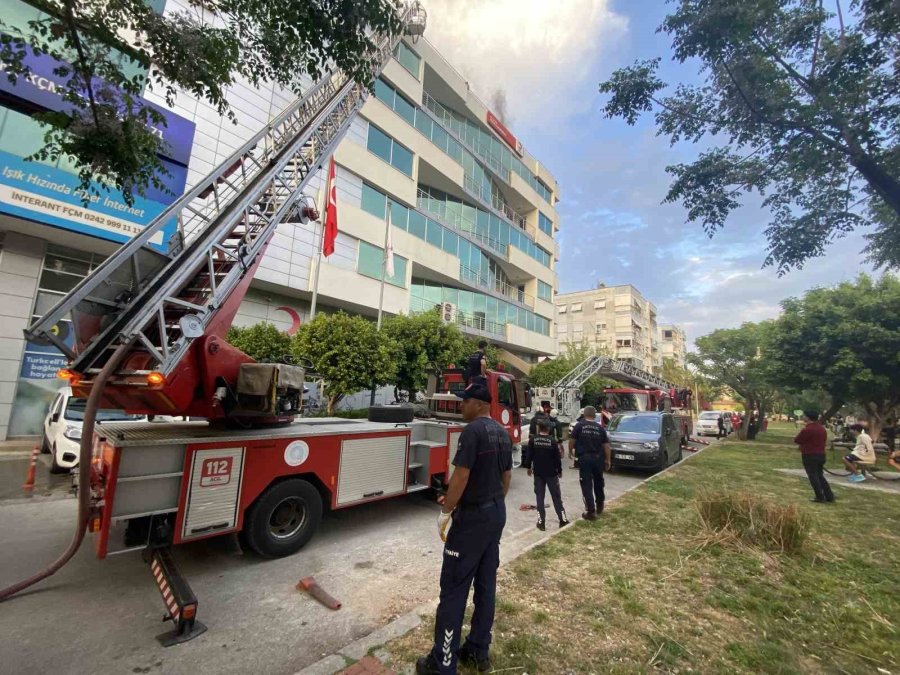 Kızılay Binasının Çatısında Yangın