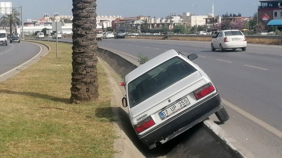 Otomobile Çarptı Tahliye Kanalına Devrildi