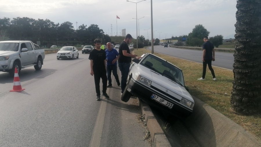 Otomobile Çarptı Tahliye Kanalına Devrildi