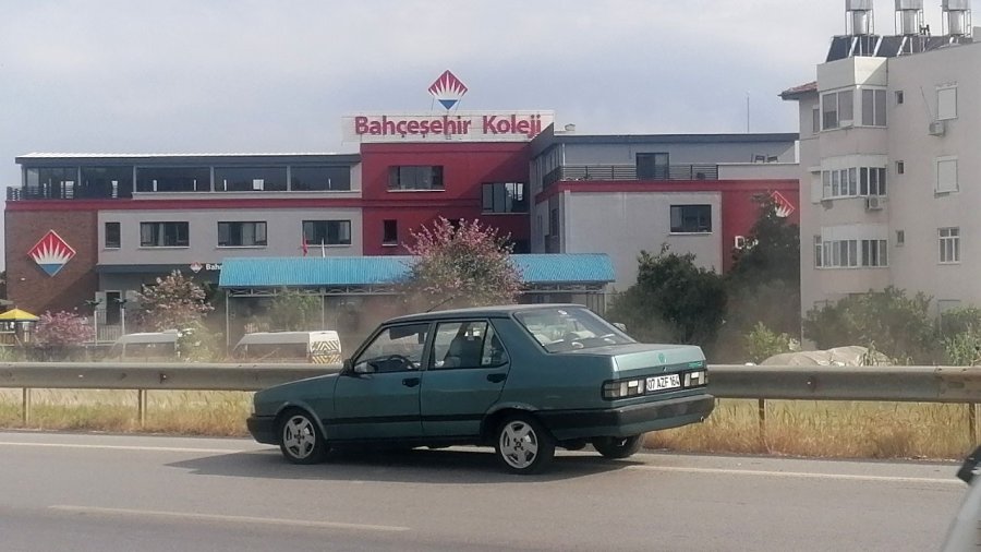 Otomobile Çarptı Tahliye Kanalına Devrildi